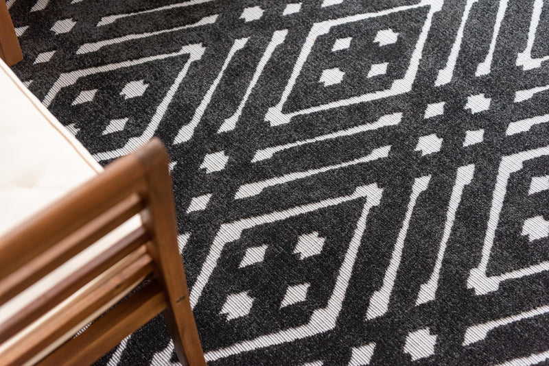Catalina Cove Outdoor Collection Area Rug - Newport Round Black lifestyle 67