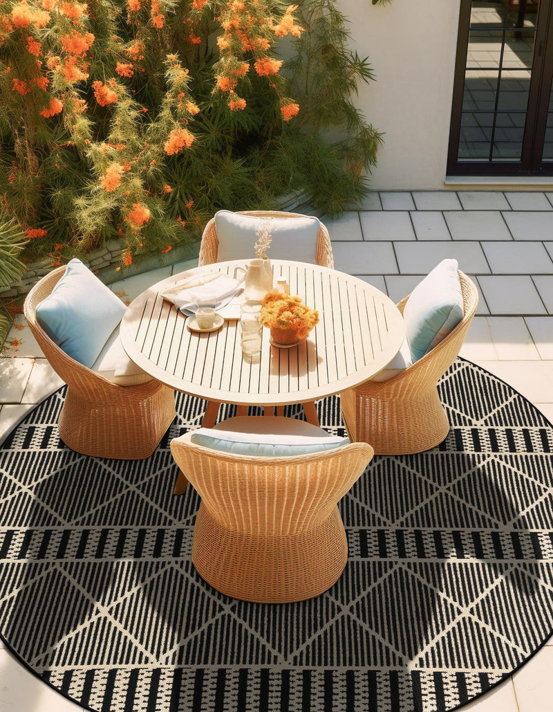 Seaside Lattice Collection Area Rug - Glade Round Black lifestyle 109