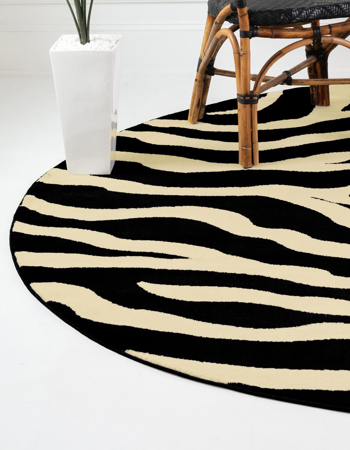 Savannah Sojourn Collection Area Rug -  Kilimanjaro Round Black  lifestyle 102