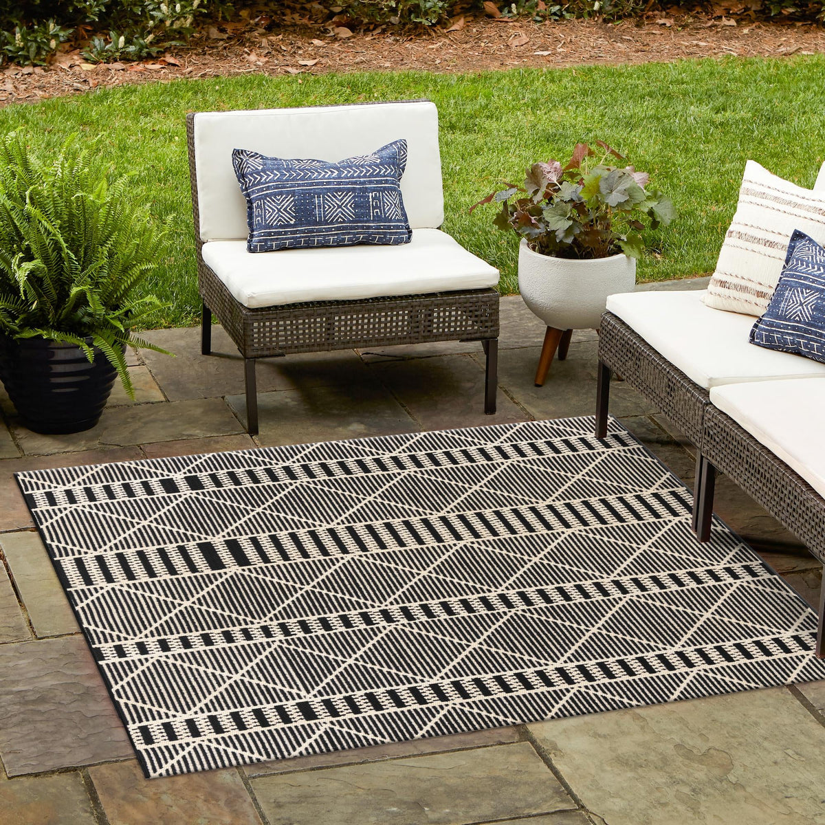 Seaside Lattice Collection Area Rug -  Glade Square Black  lifestyle 193