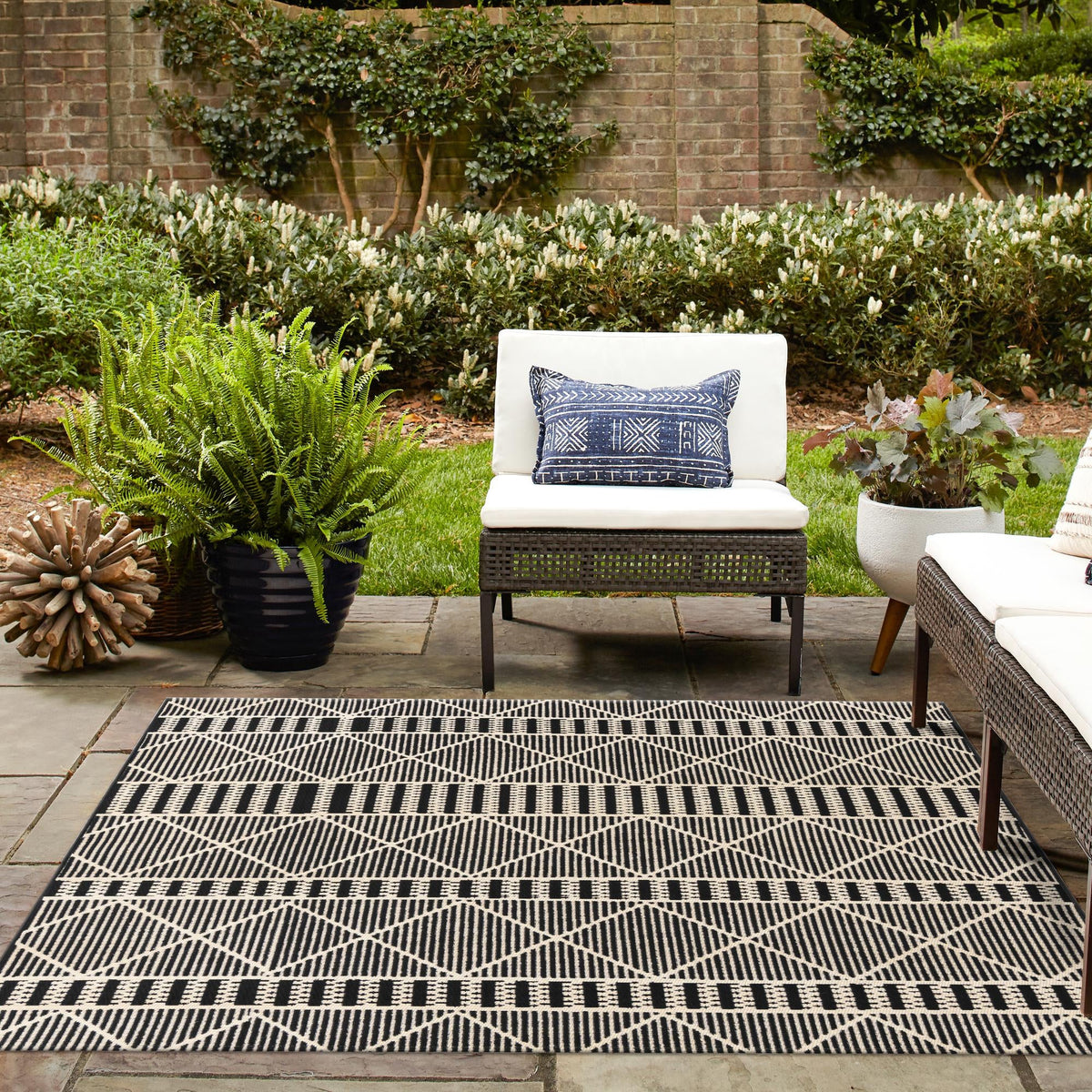 Seaside Lattice Collection Area Rug -  Glade Square Black  lifestyle 204