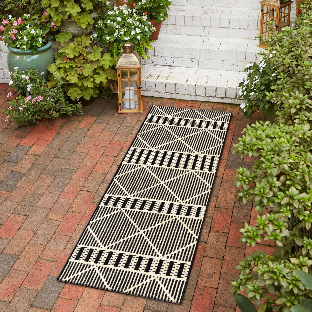 Seaside Lattice Collection Area Rug -  Glade Runner Black  lifestyle 195