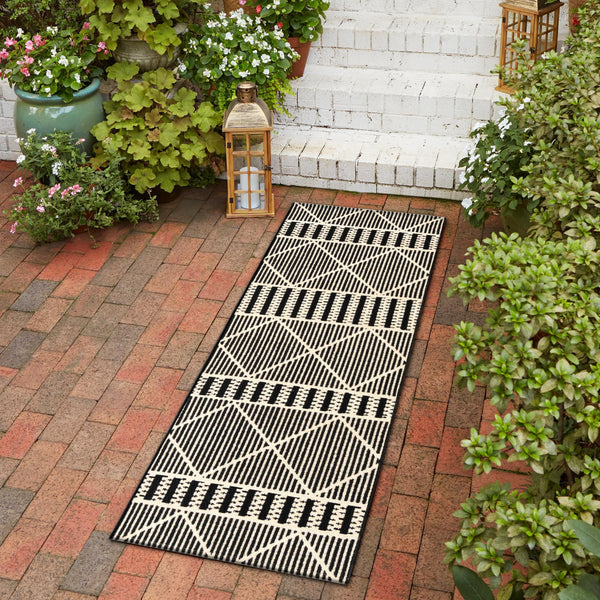 Seaside Lattice Collection Area Rug -  Glade Runner Black  lifestyle 195
