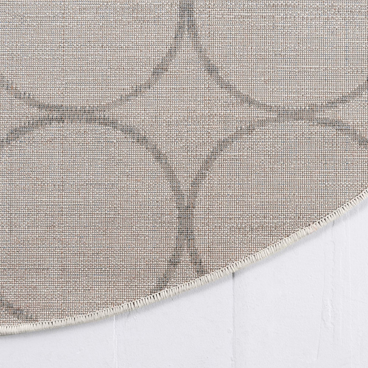 Garden Maze Retreat Collection Area Rug -  Ivyhaven Oval White  lifestyle 121