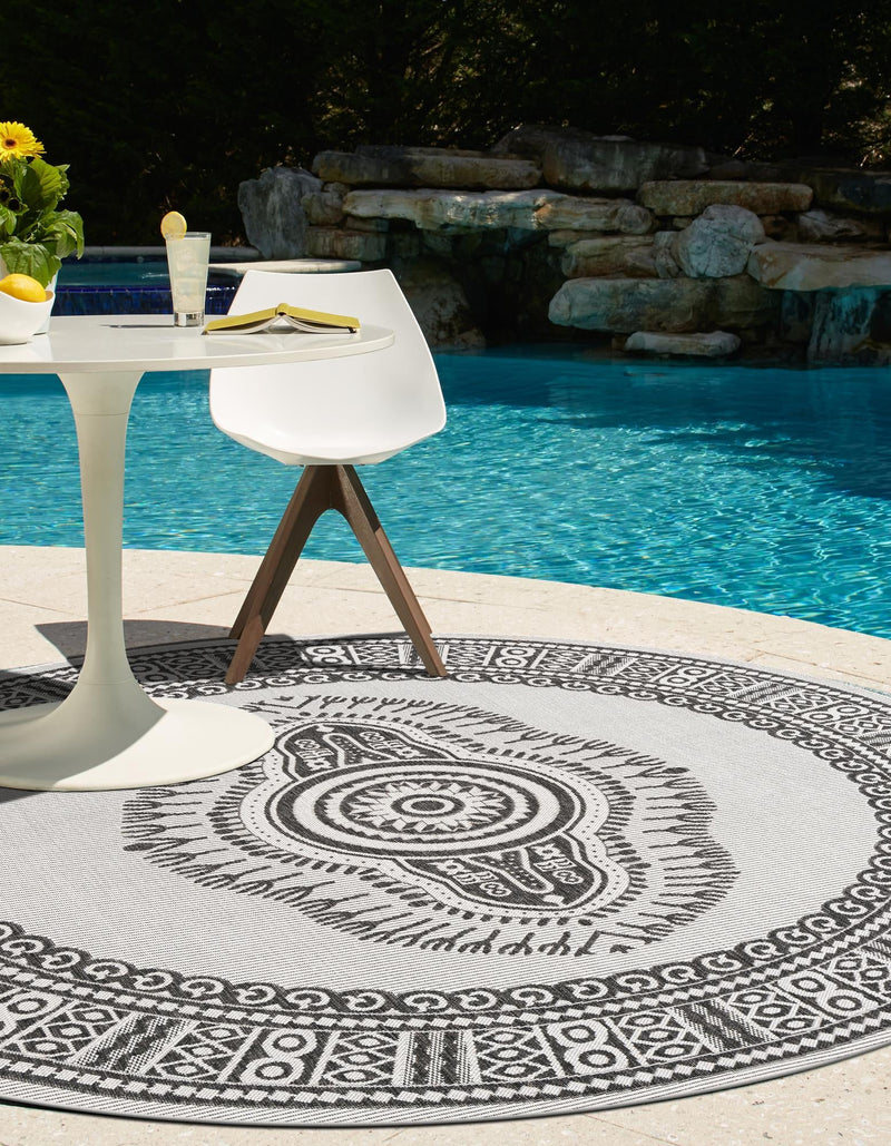 Patio Heritage Collection Area Rug -  Biloxi Round White and Black  lifestyle 54