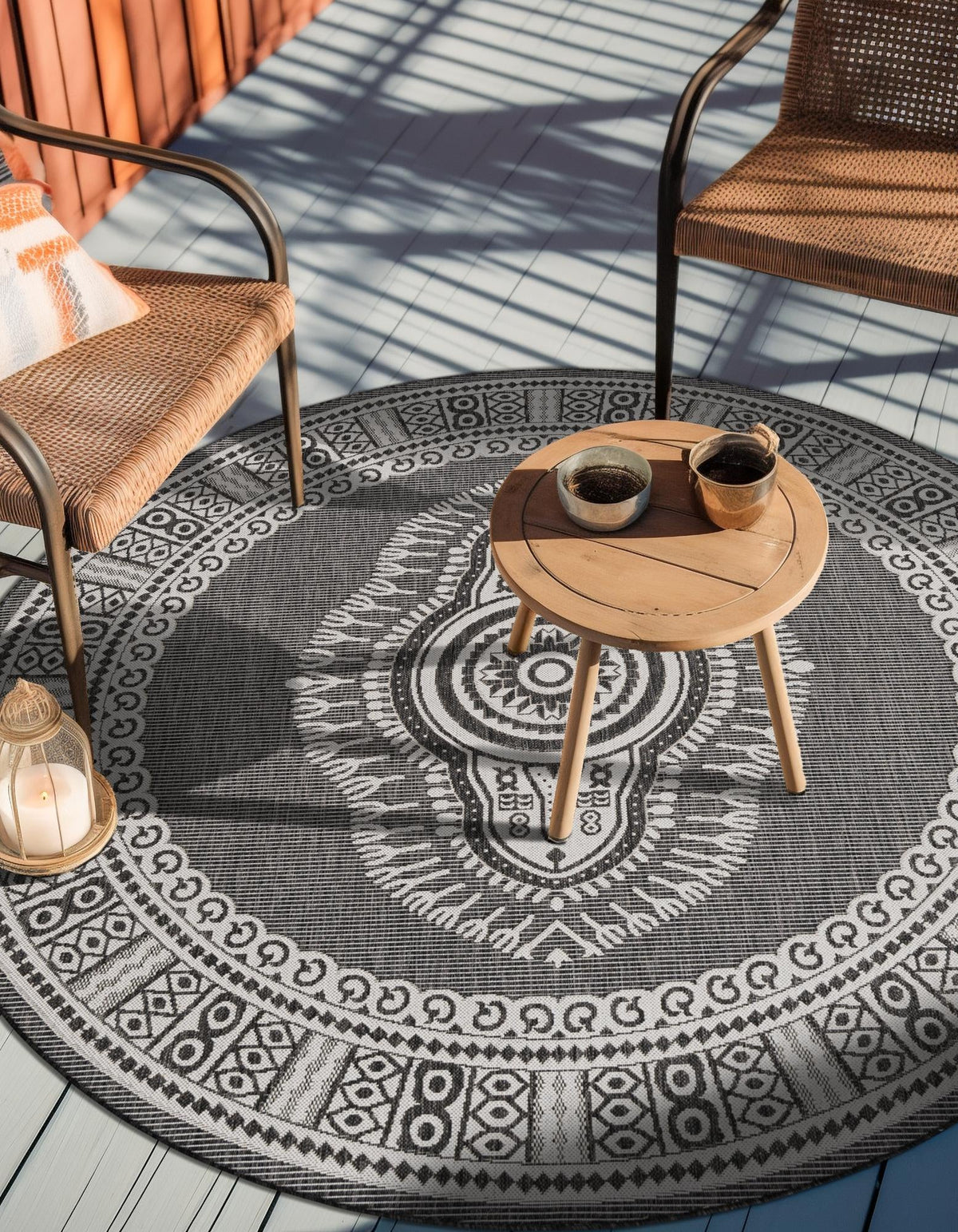Patio Heritage Collection Area Rug -  Biloxi Round Black and White  lifestyle 141