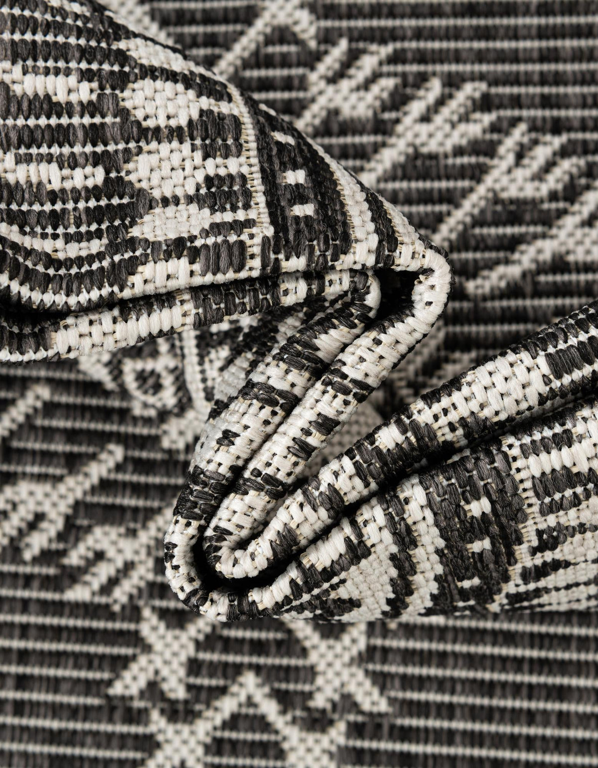 Patio Heritage Collection Area Rug -  Biloxi Round Black and White  lifestyle 179