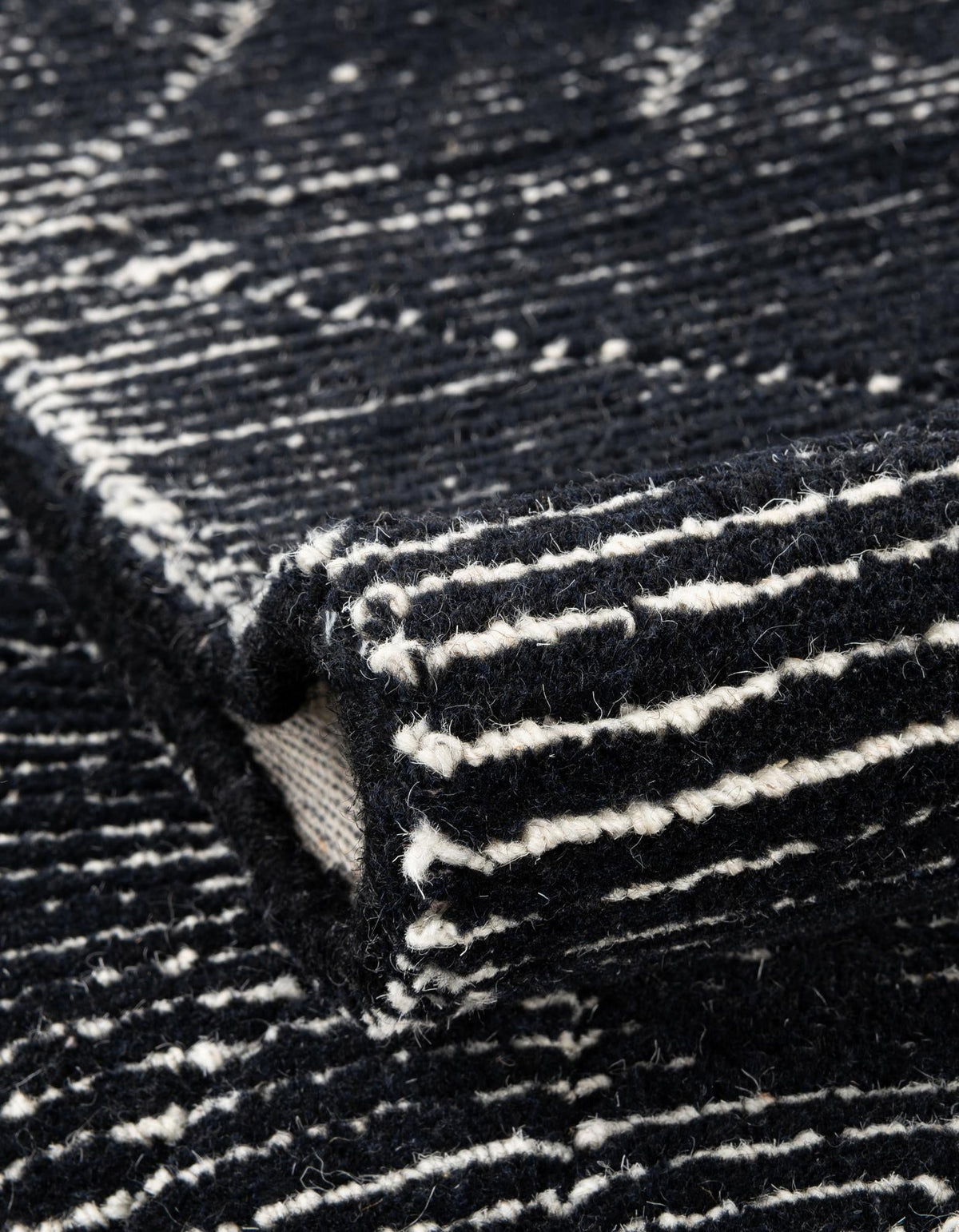 Nordic Loom Geometric Collection Area Rug - Oslo Round Jet Black  lifestyle 126
