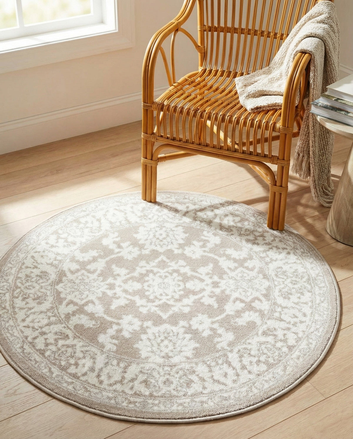 Savannah Elegance Collection Area Rug - Augusta (Light Gray) Round Light Gray  lifestyle 96