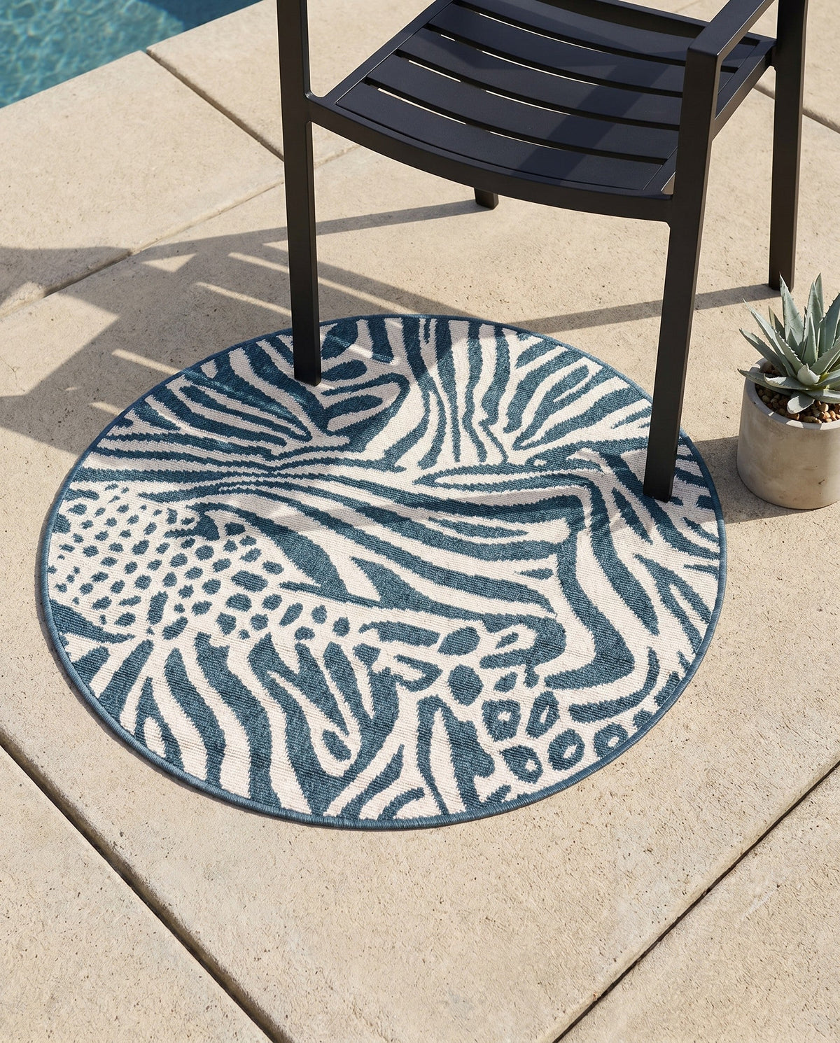 Savannah Escape Collection Area Rug -  Masai Round Navy Blue and Ivory  lifestyle 82