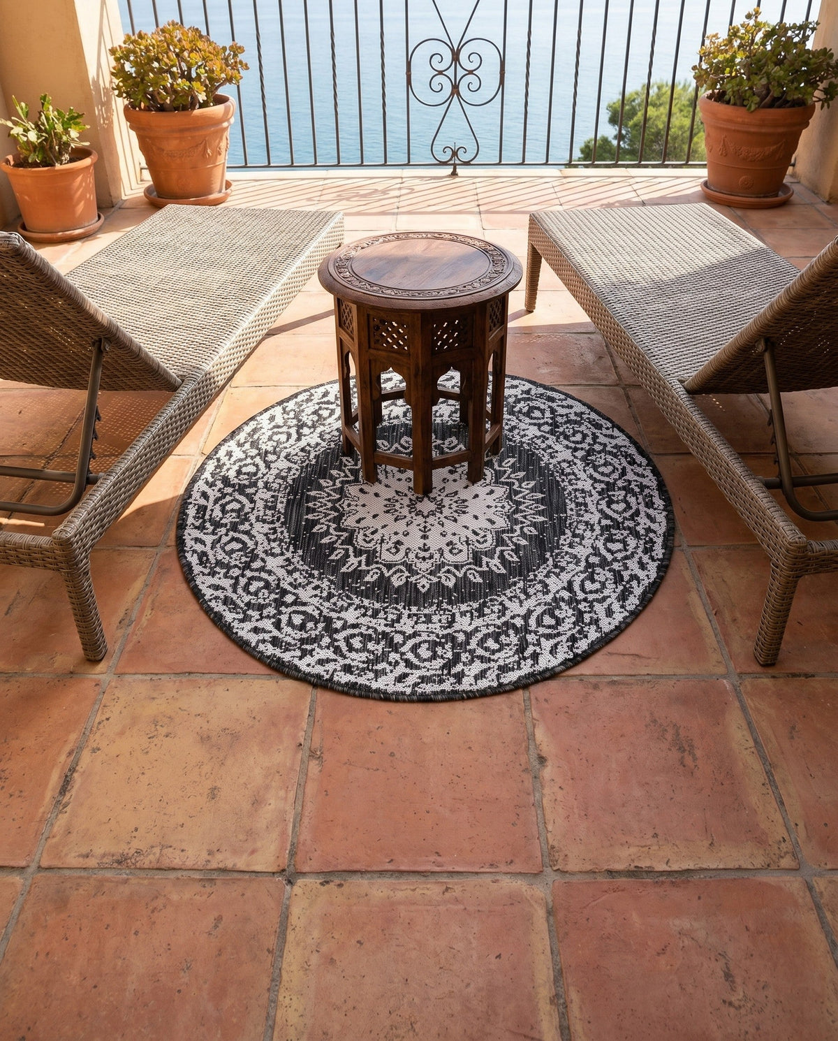Patio Heritage Collection Area Rug -  Lafayette (Black and White) Round Black and White  lifestyle 84