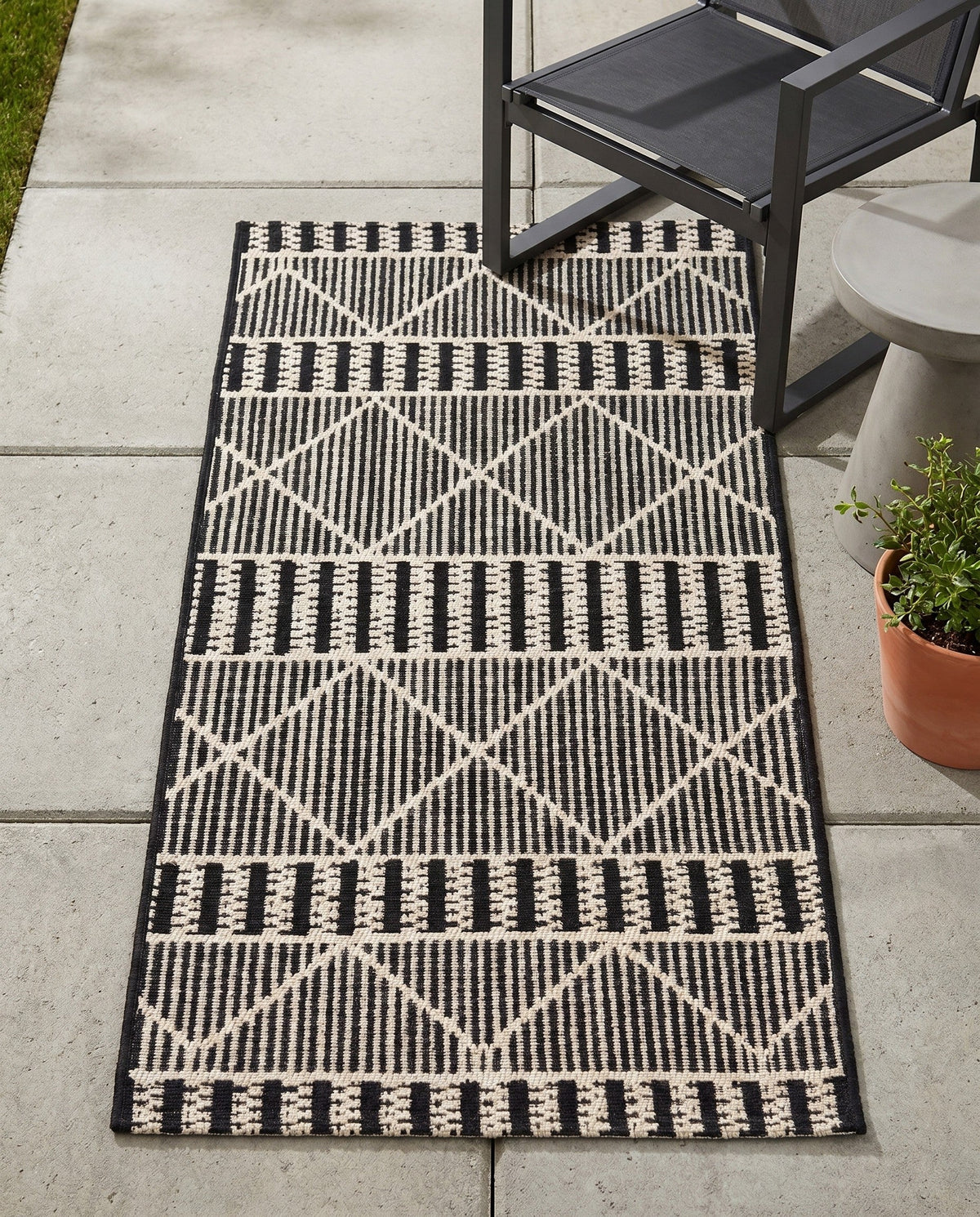 Savannah Pergola Collection Area Rug -  Glade Runner Black  lifestyle 189